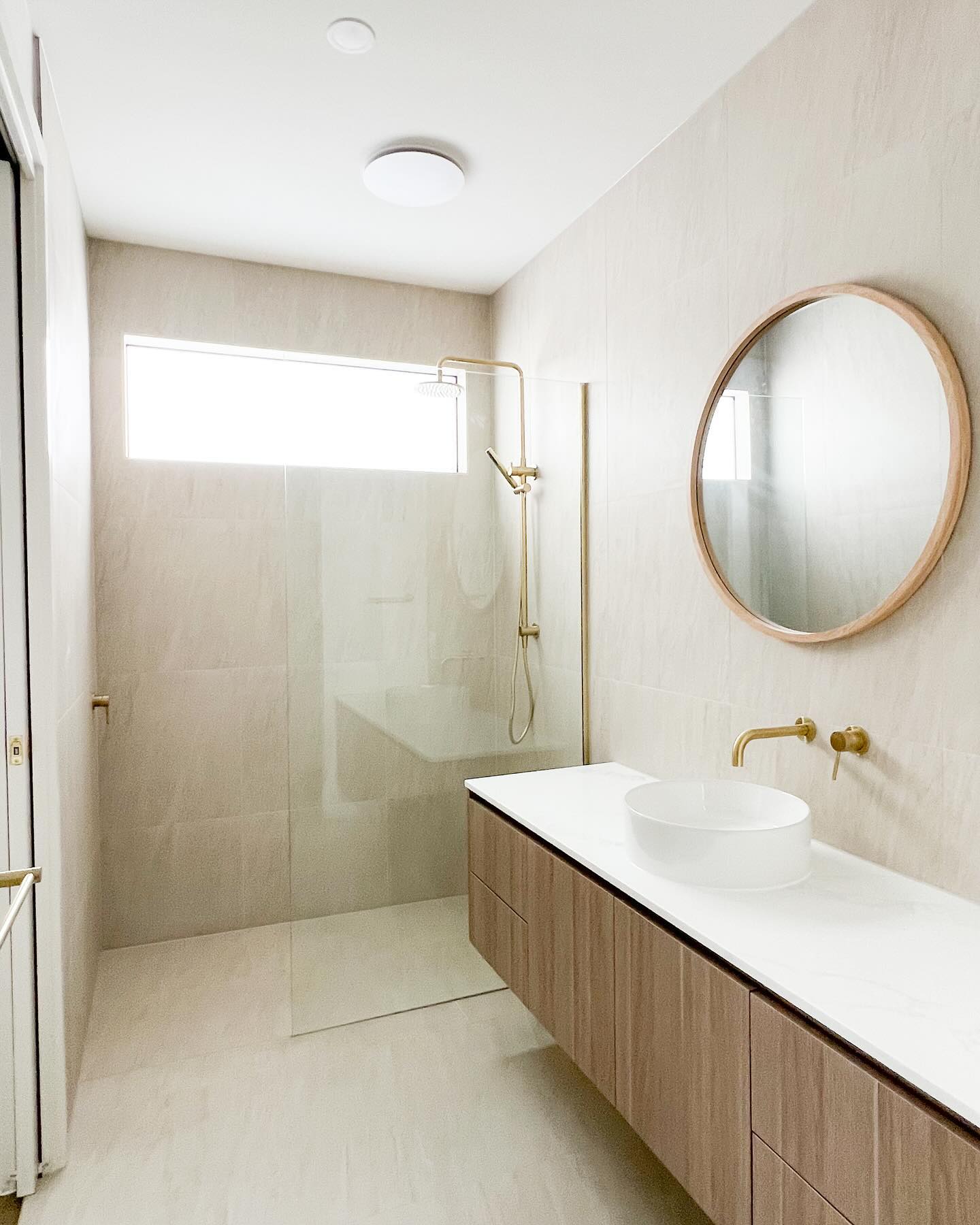 Simplistic bathroom Elegance at our Geelong West duplex project
#moderndesign #bathroomdesign #naturaltones #architecture